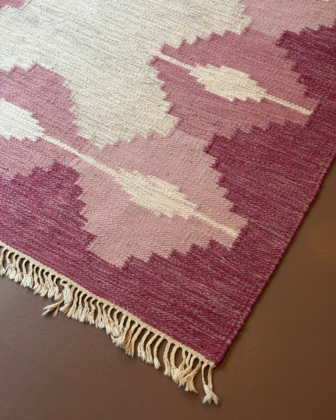 Vintage pink/purple flat weave rug