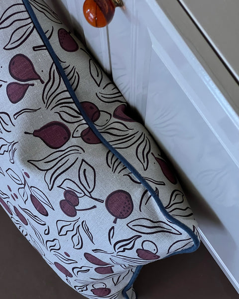 Anita cushion - Plum w. indigo piping