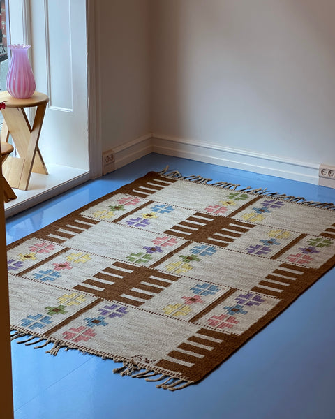 Vintage flat weave rug by Alice Wallebäck (AW)