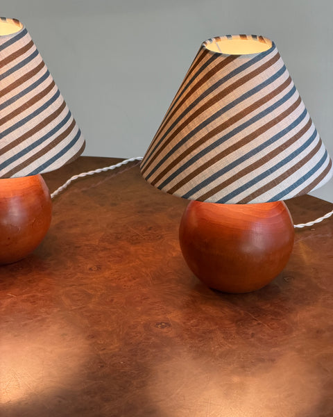 Vintage large round dark wooden table lamp (incl. lampshade) (2 available)