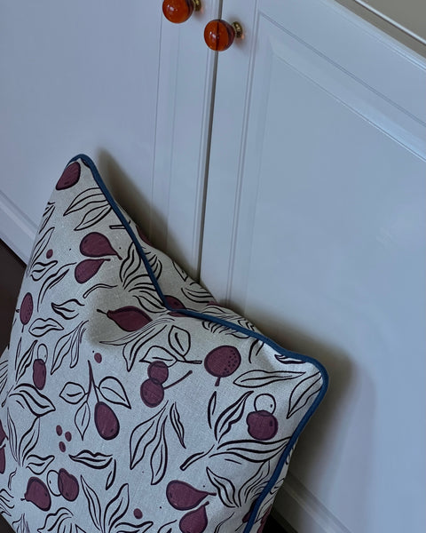 Anita cushion - Plum w. indigo piping