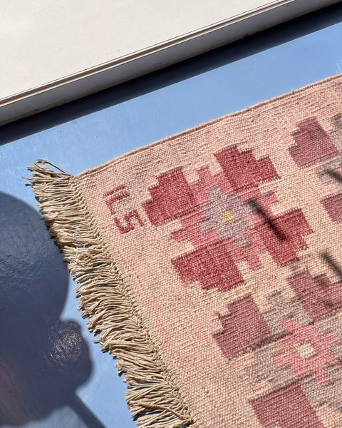 Vintage flat weave signed ILS