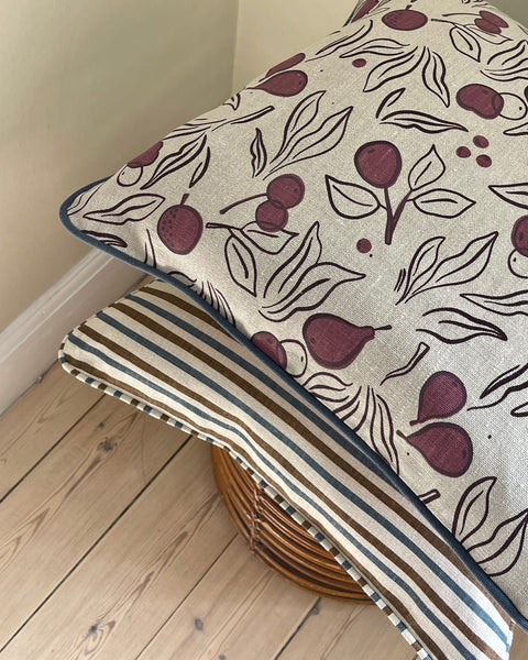 Anita cushion - Plum w. indigo piping