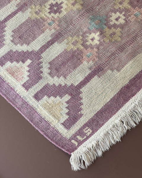 Vintage flat weave signed ILS