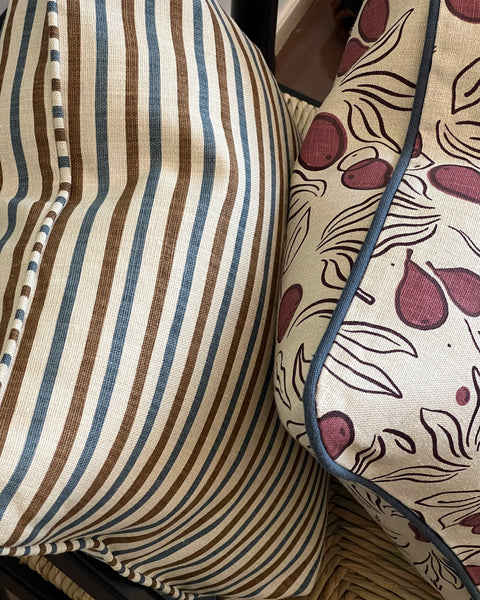 Anita cushion - Plum w. indigo piping