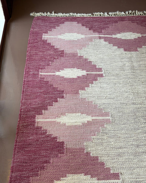 Vintage pink/purple flat weave rug
