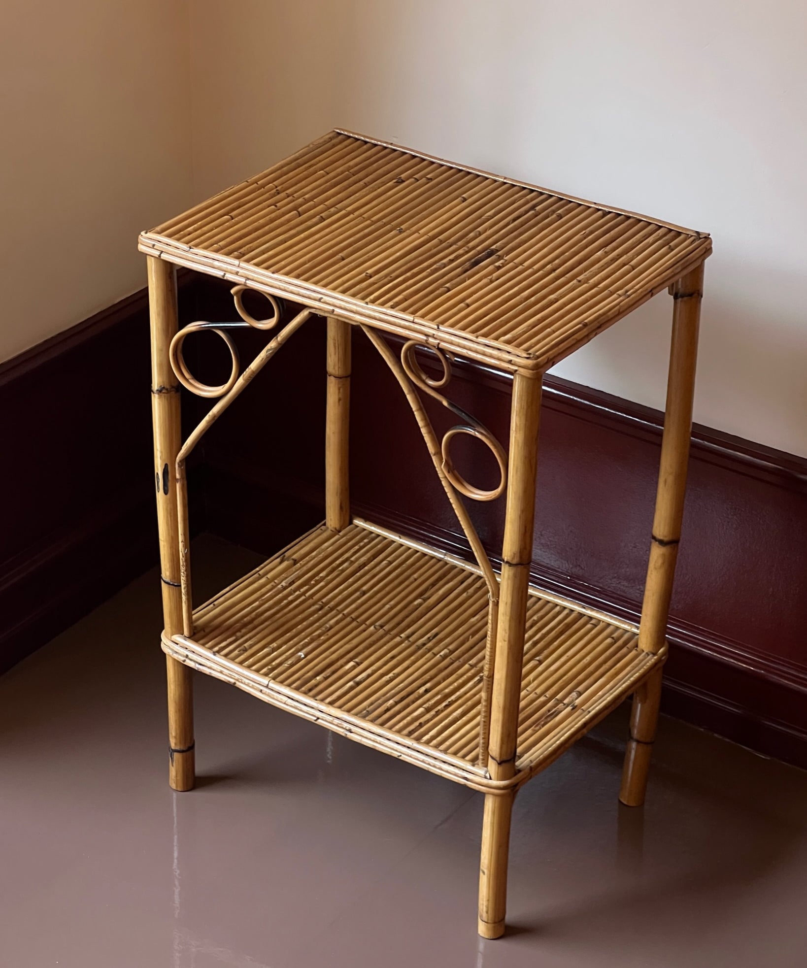 Vintage rattan table / etageres