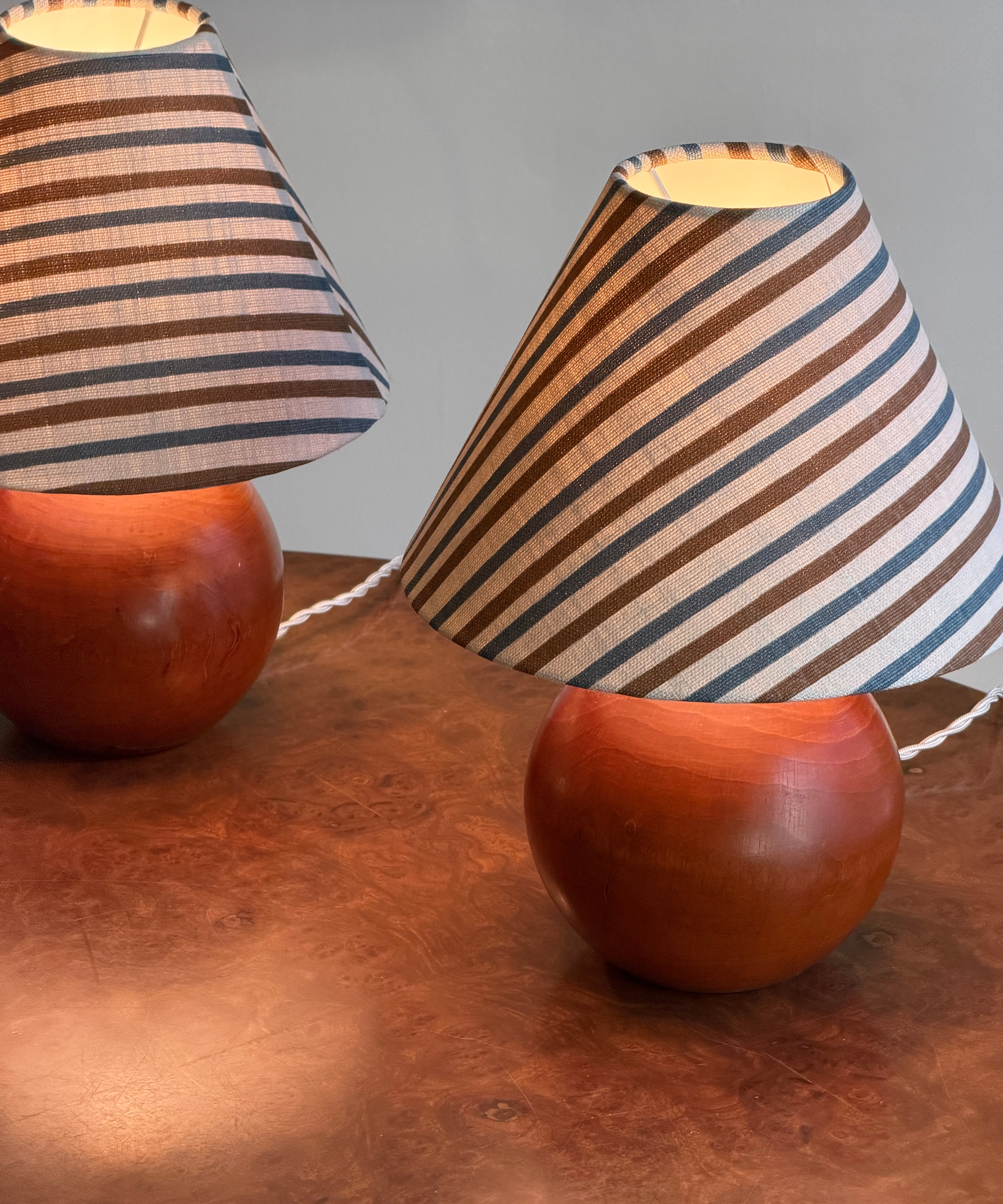 Vintage large round dark wooden table lamp (incl. lampshade) (1 available)