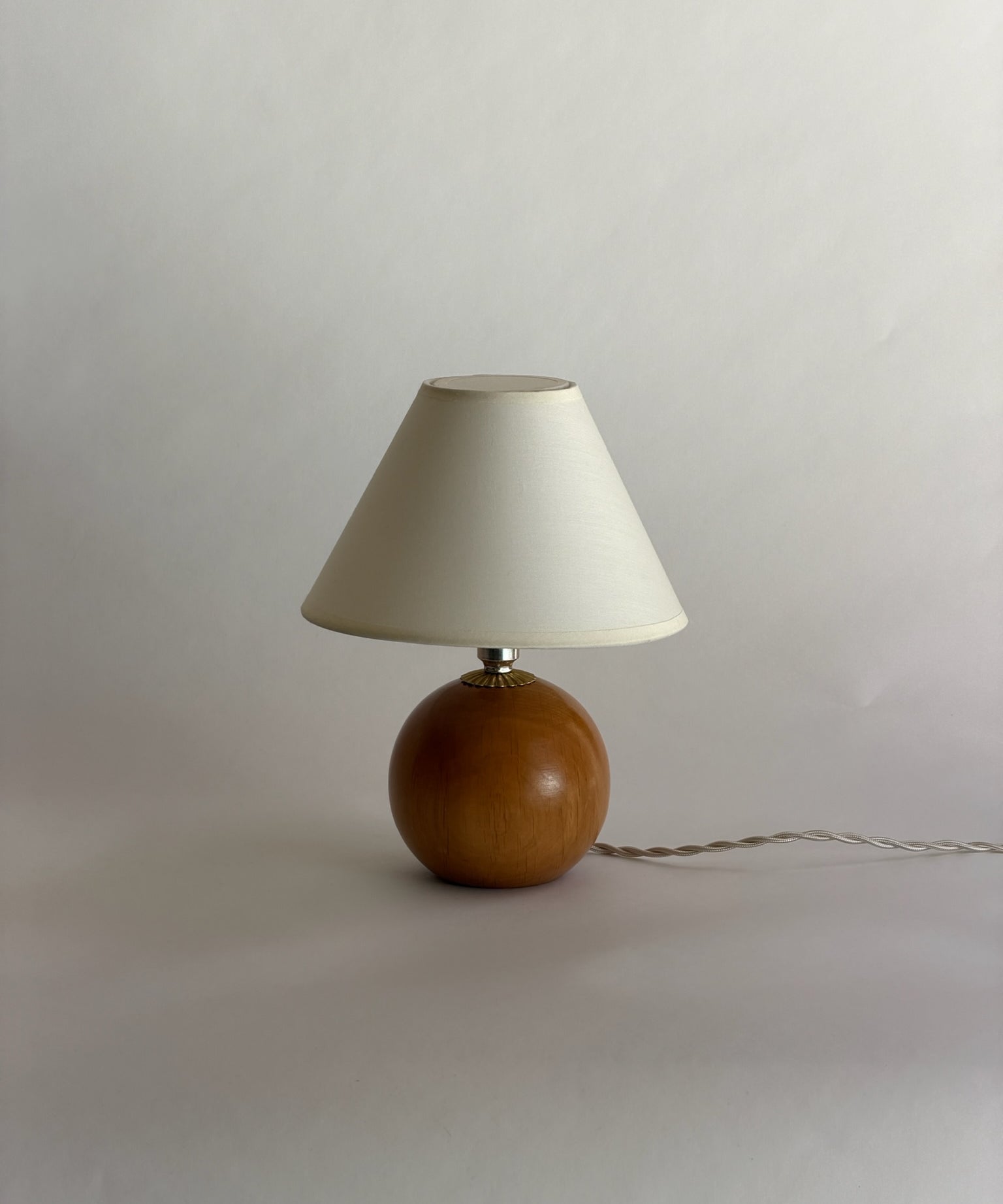 Vintage round wooden table lamp (incl. lampshade)