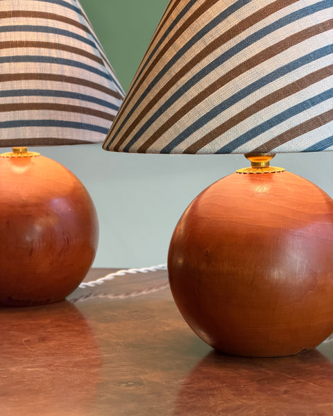 Vintage large round dark wooden table lamp (incl. lampshade) (2 available)