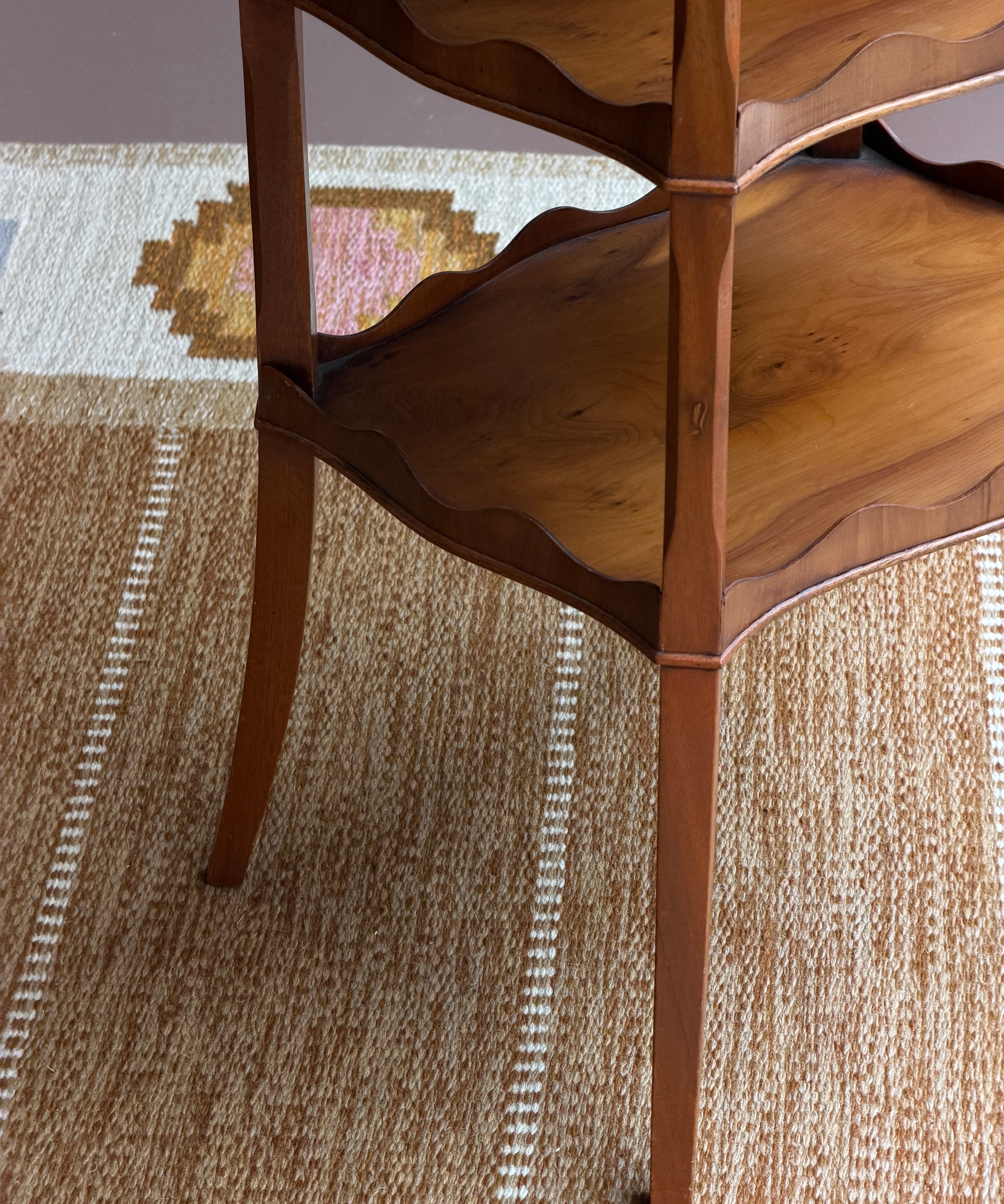 Vintage wooden étagère table with scalloped details, England 1970s