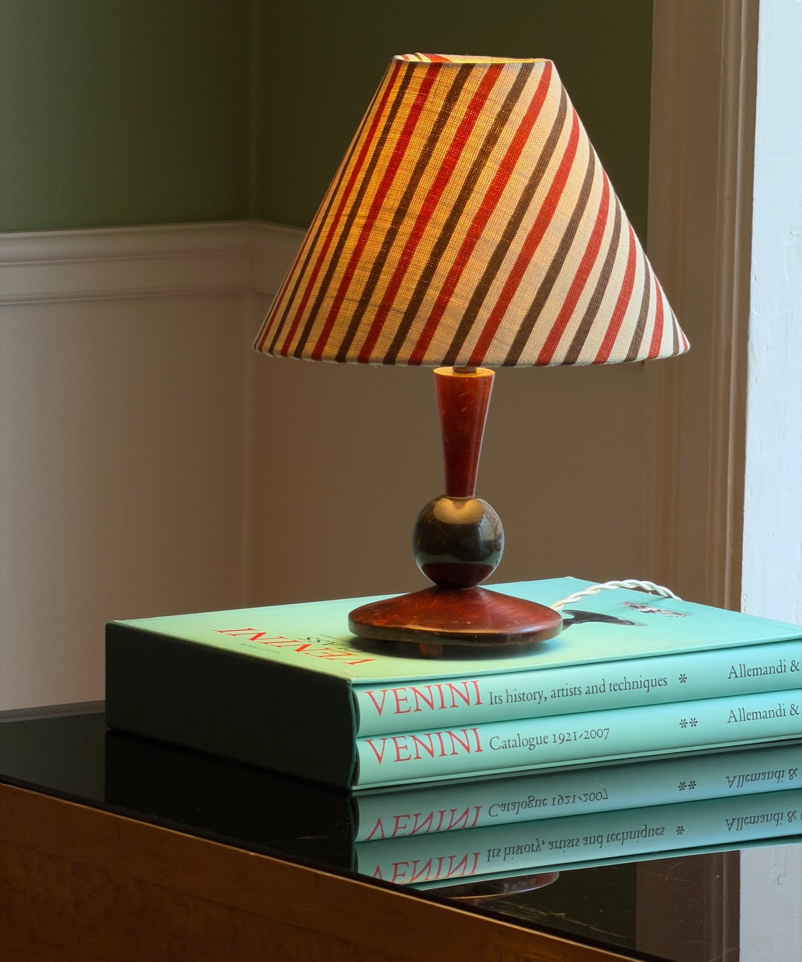 Vintage wooden Art Deco table lamp (incl. lampshade)