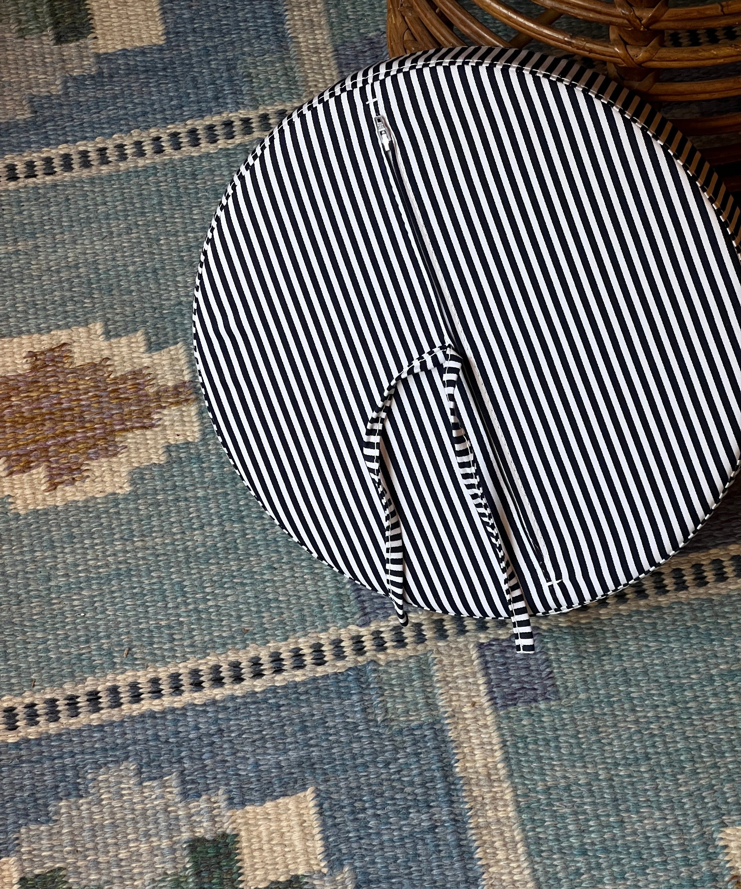 Bespoke round cushion (navy/white round)