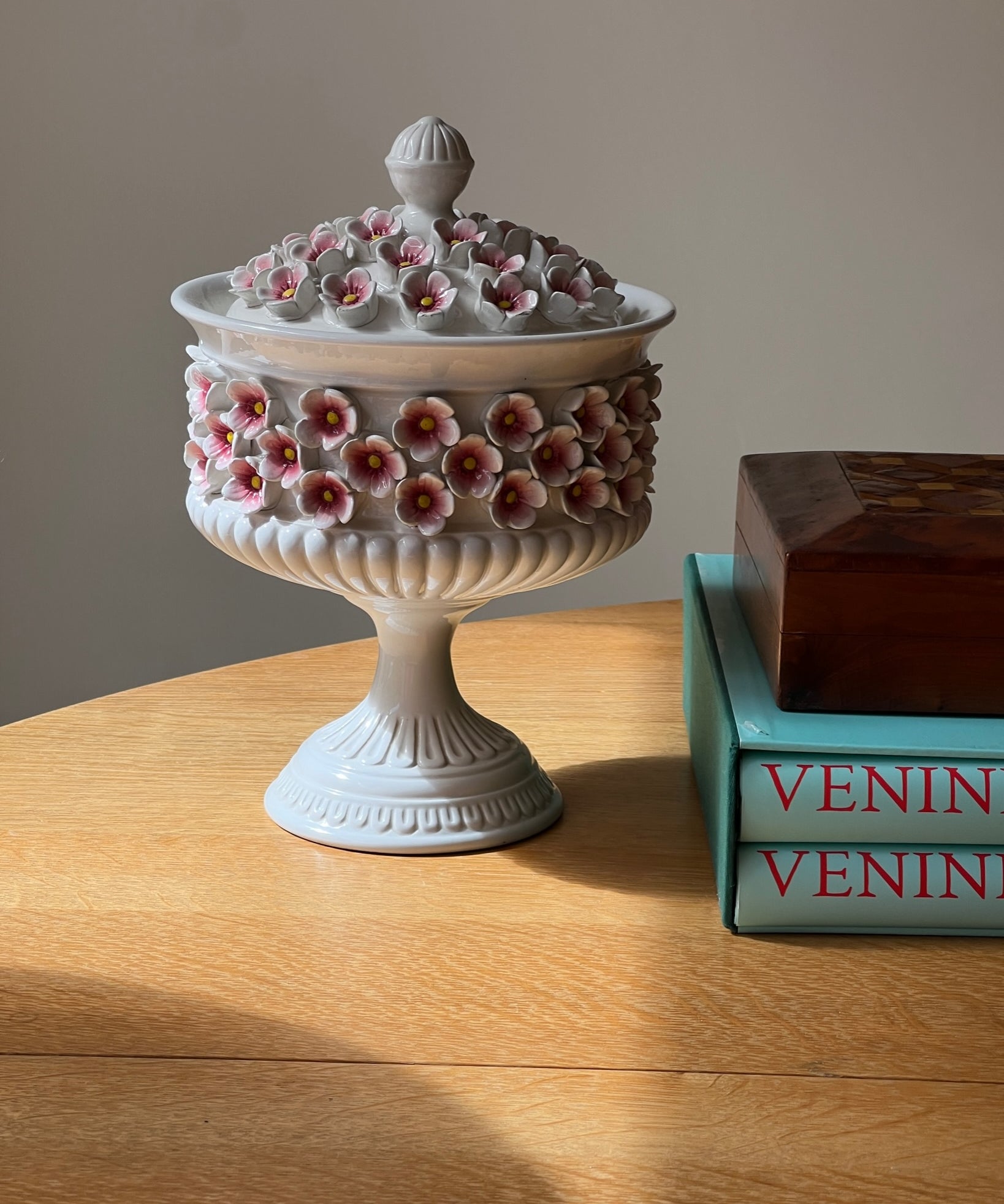 Ceramic pink flower bonbonniere