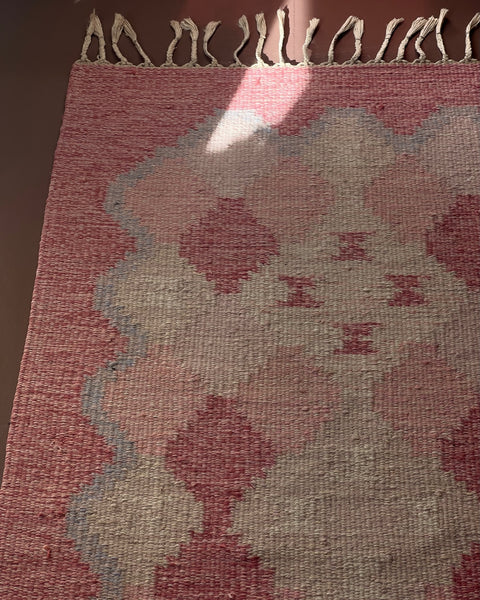 Vintage pink flat weave rug by Ingegerd Silow (IS)