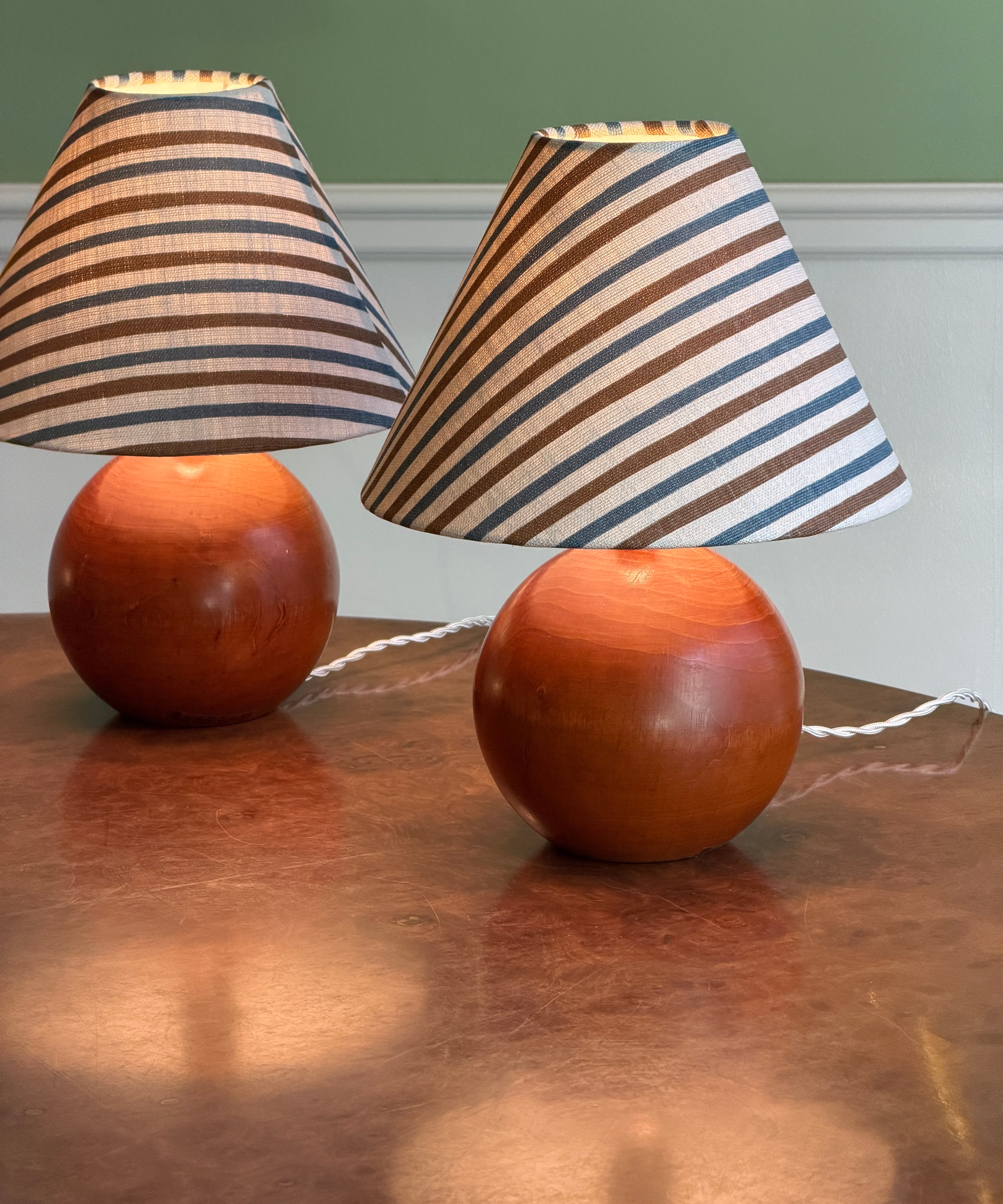 Vintage large round dark wooden table lamp (incl. lampshade) (1 available)