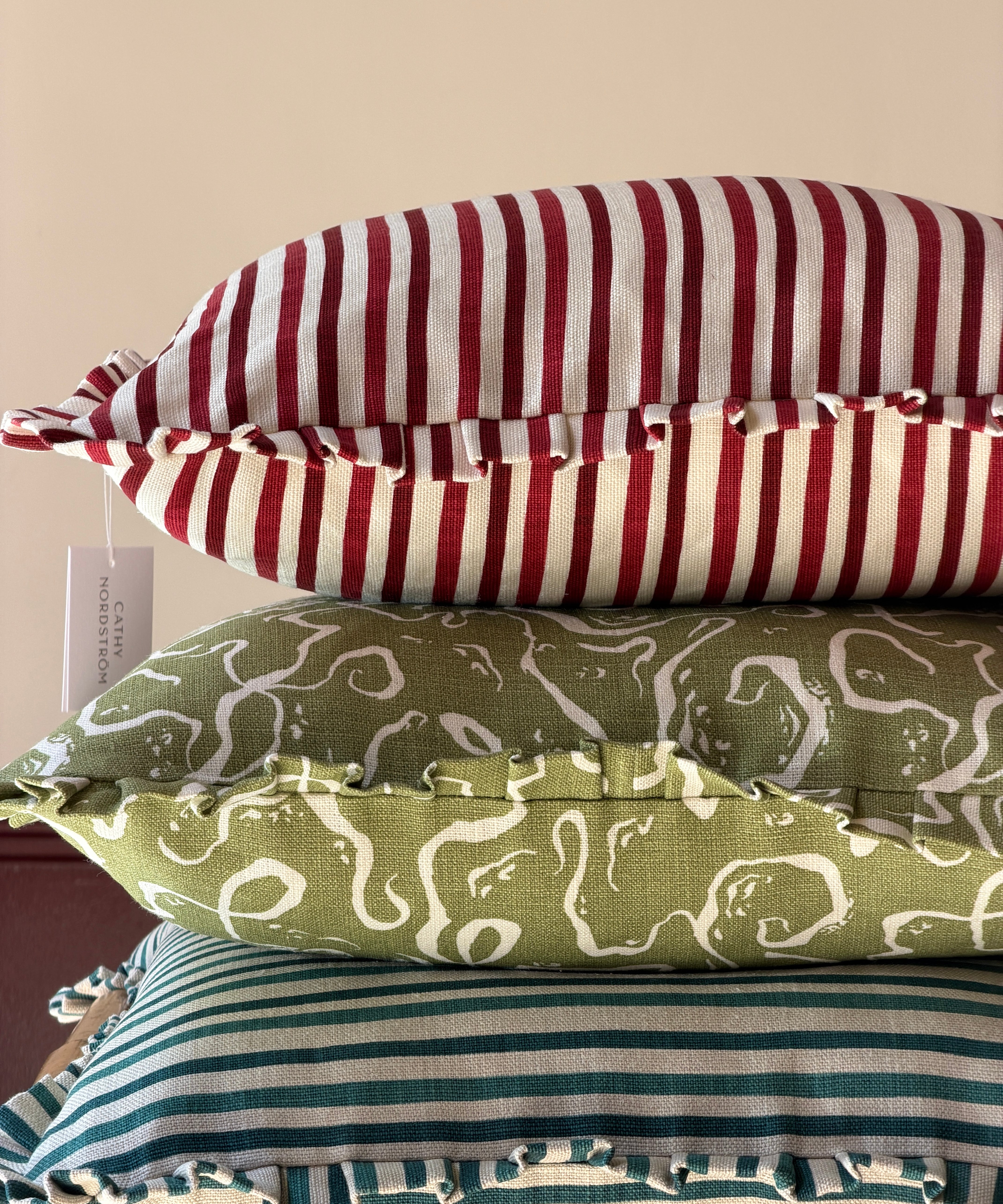 Anna-Lisa ruffled cushion - Cranberry