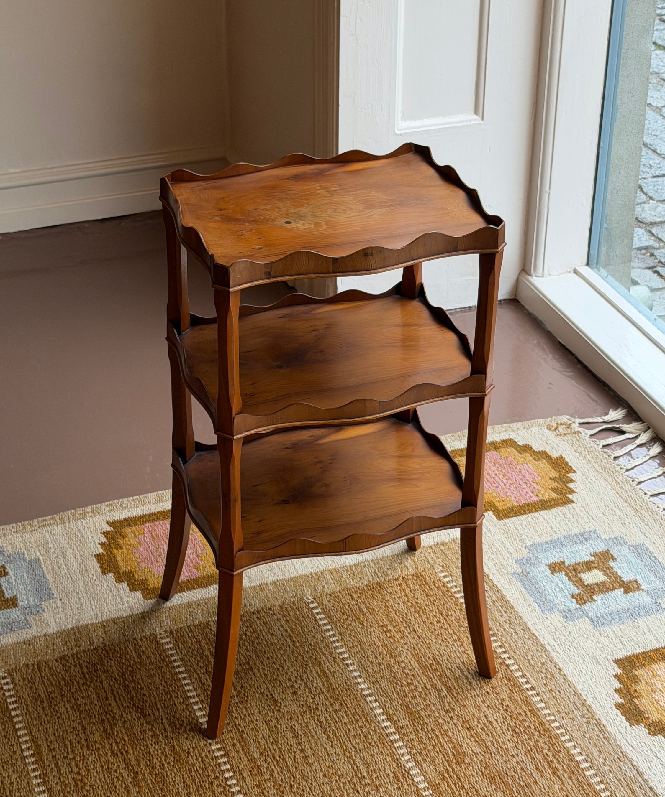 Vintage wooden étagère table with scalloped details, England 1970s