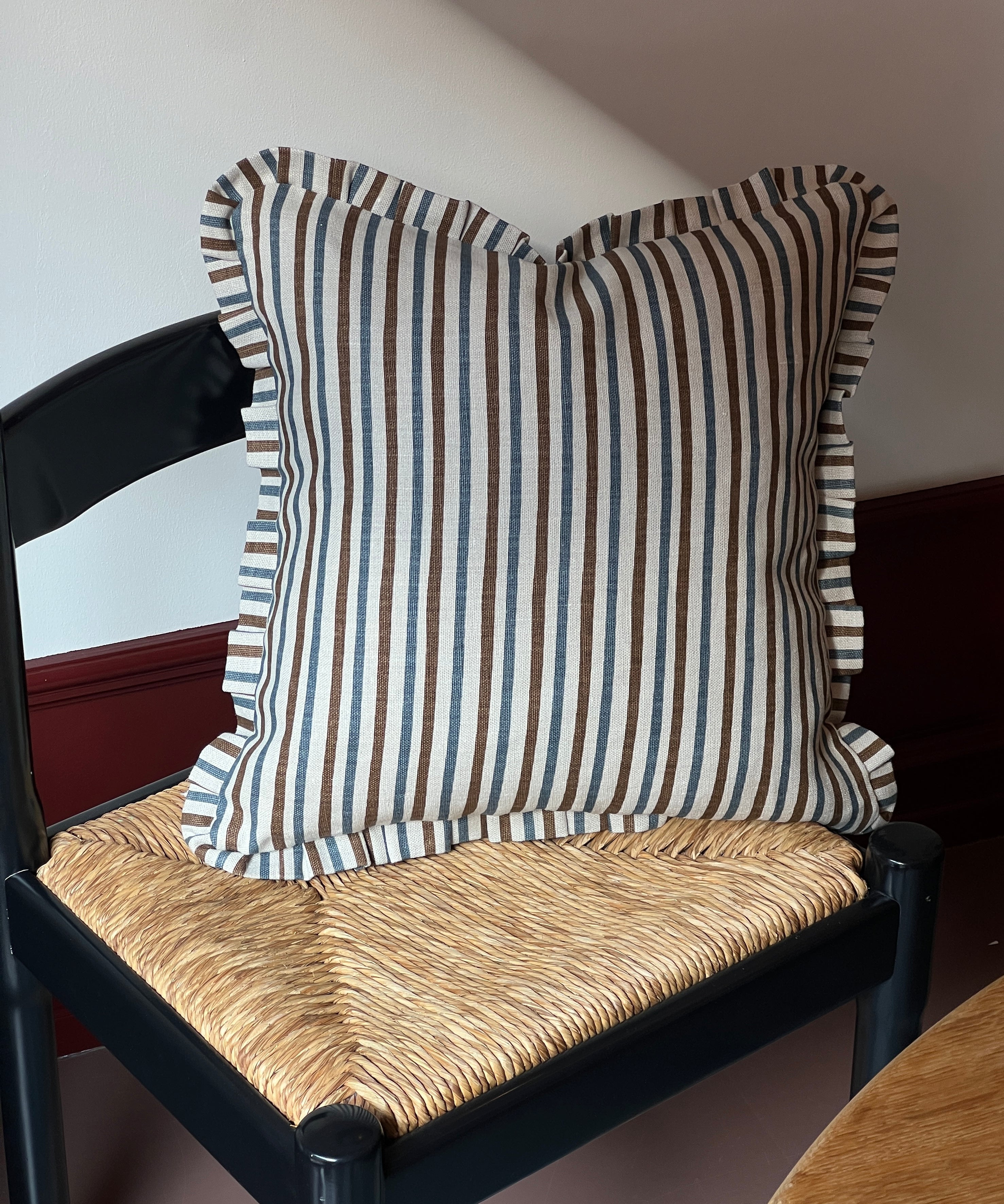 Anna-Lisa ruffled cushion - Tobacco