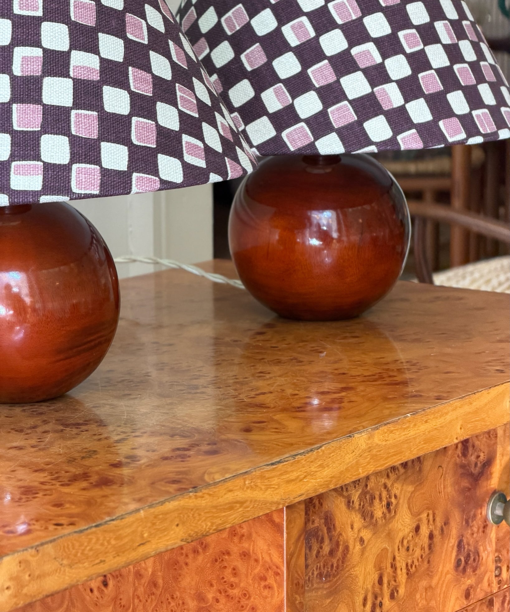 Vintage lacquered wooden table lamp (incl. lampshade) (2 available)