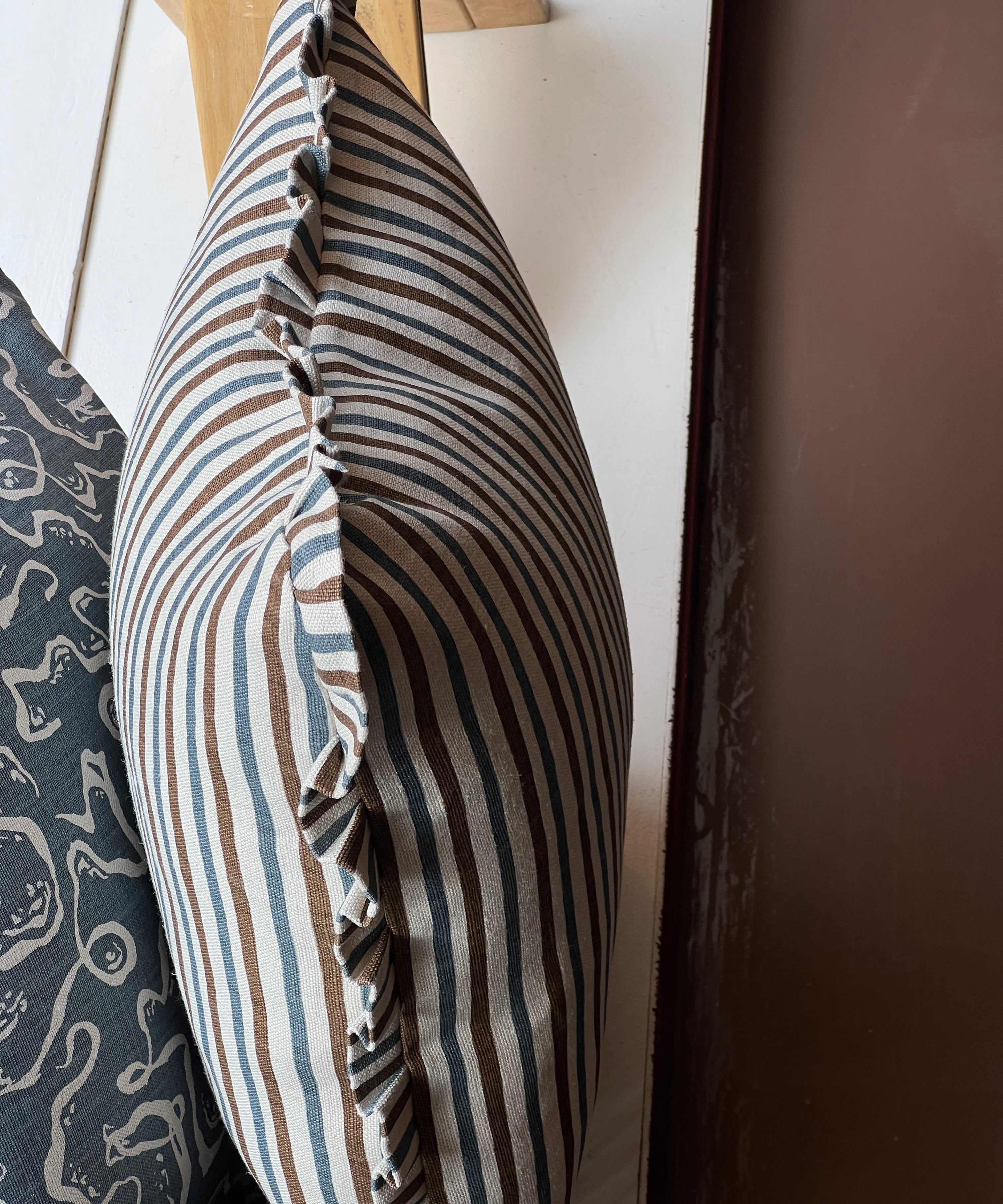 Anna-Lisa ruffled cushion - Tobacco