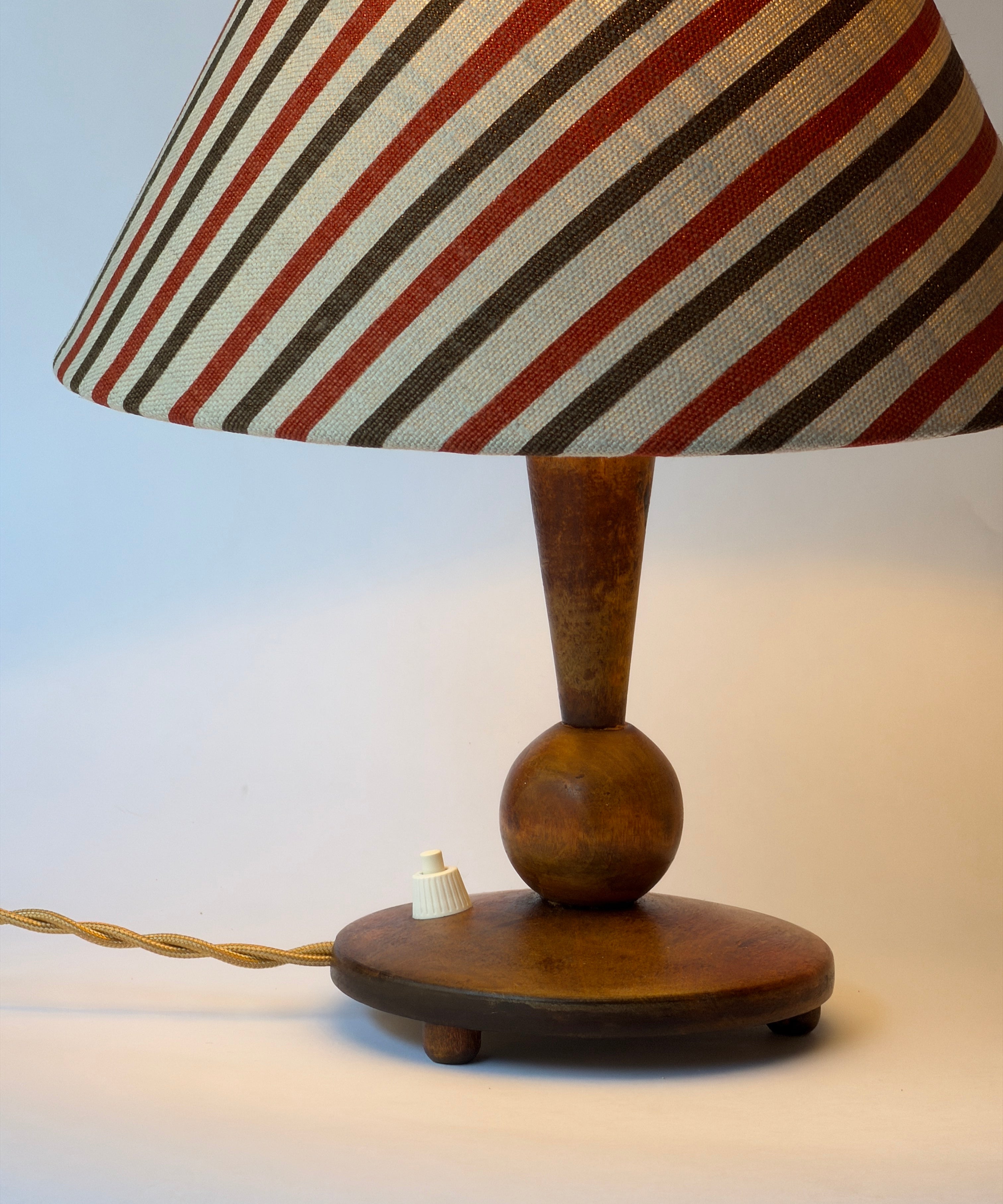 Swedish Vintage Art Deco wooden table lamp (incl. lampshade)