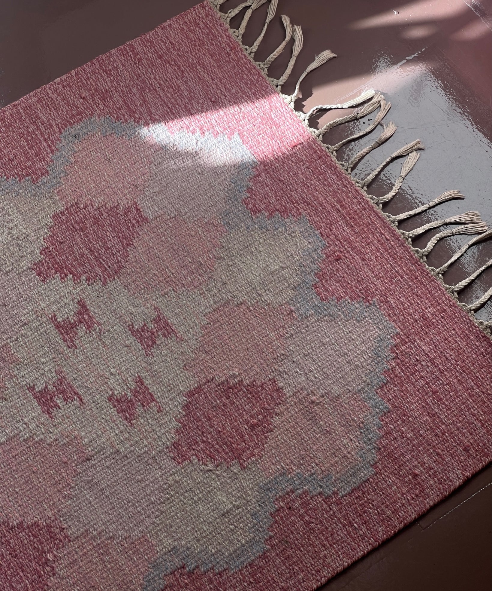 Vintage pink flat weave rug by Ingegerd Silow (IS)