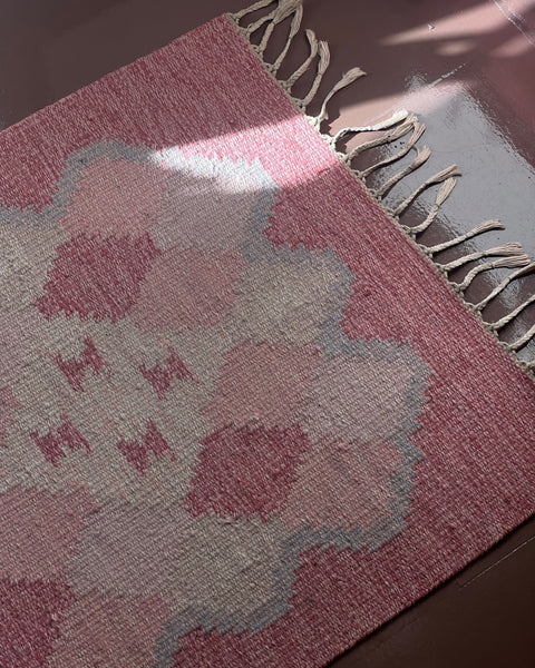 Vintage pink flat weave rug by Ingegerd Silow (IS)