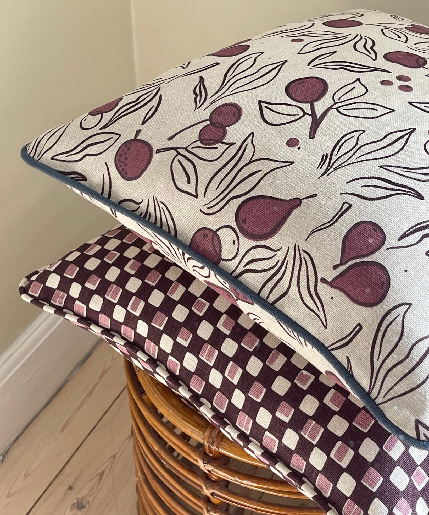 Anita cushion - Plum w. indigo piping