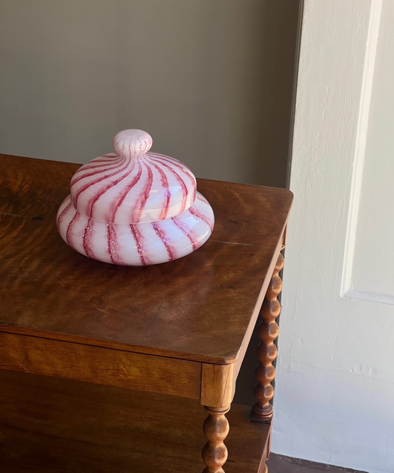 Vintage light pink swirl Murano bonbonniere