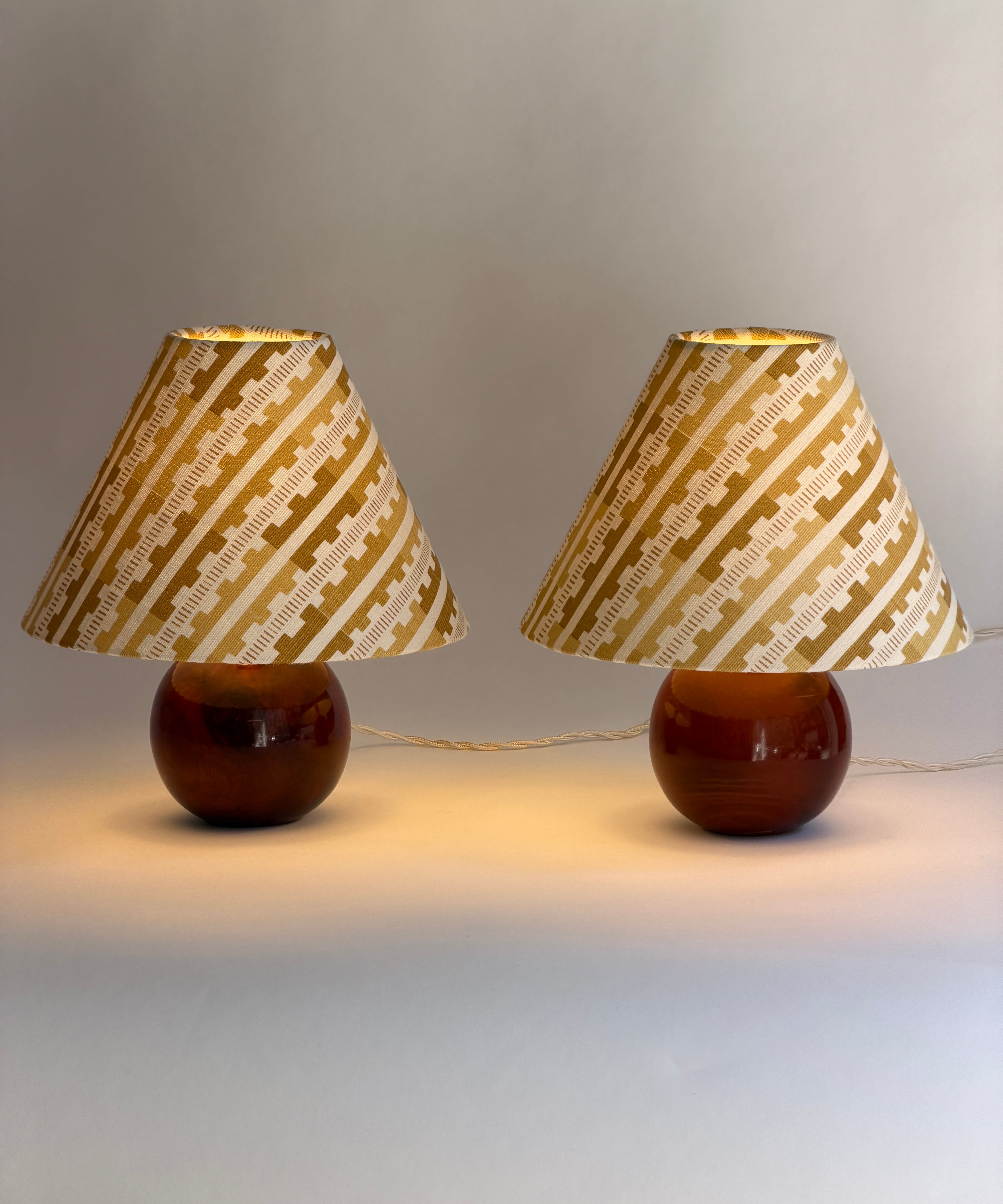 Vintage lacquered wooden table lamp (incl. lampshade) (2 available)