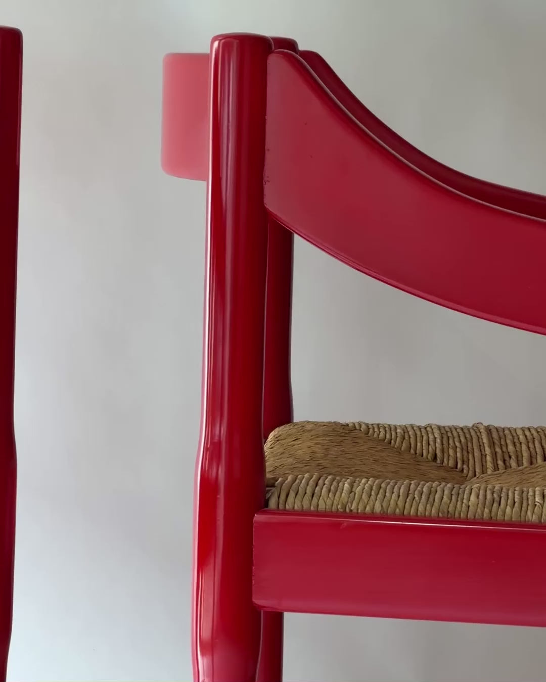 Video of the red Carimate armchair by Vico Magistretti with woven rush seat