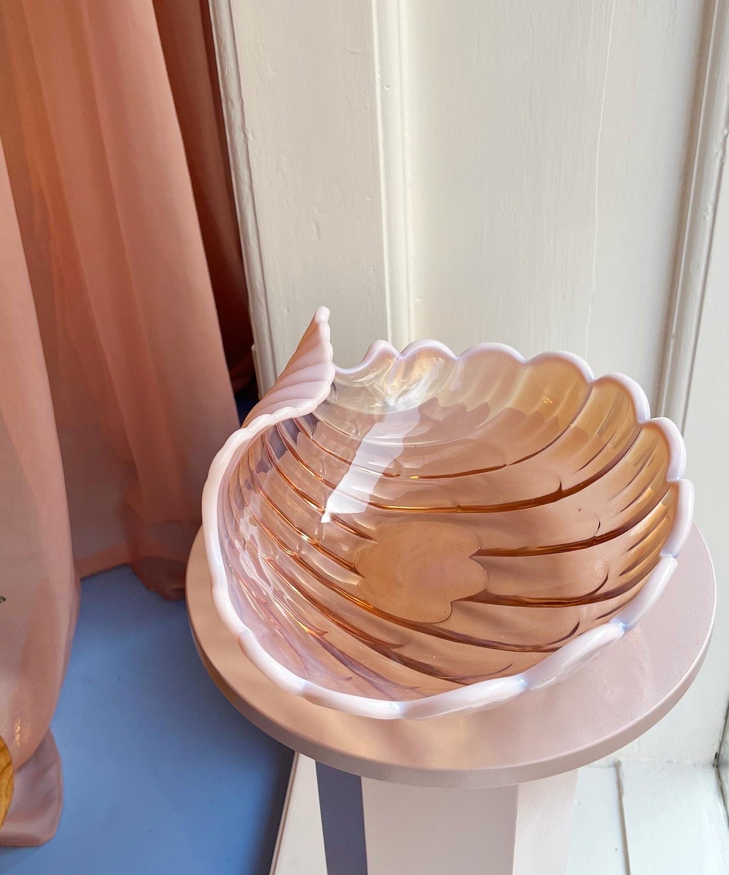 Vintage peach / pink shell bowl