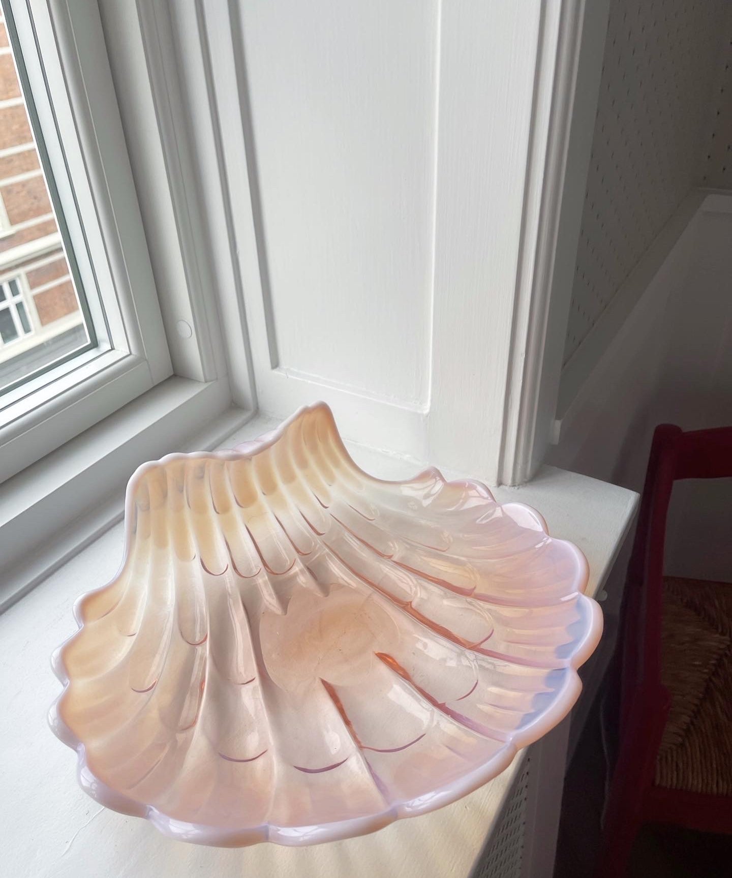 Vintage peach / pink shell bowl