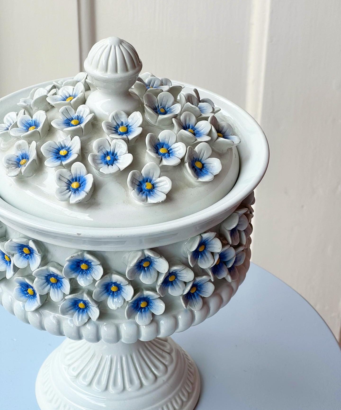 Ceramic blue flower bonbonniere