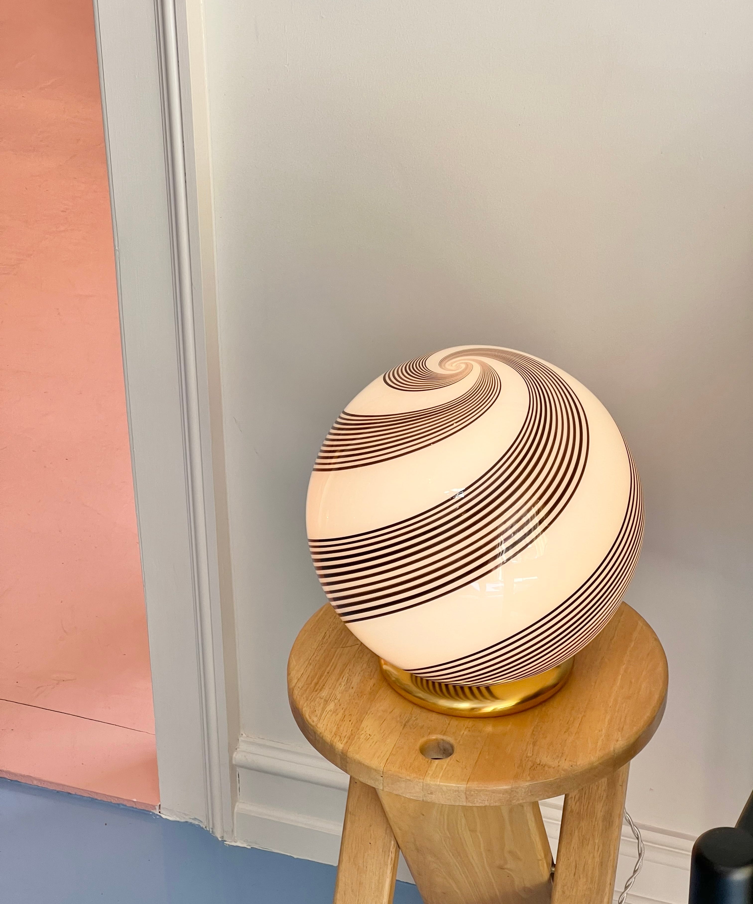Vintage Murano cream table lamp with brown swirl