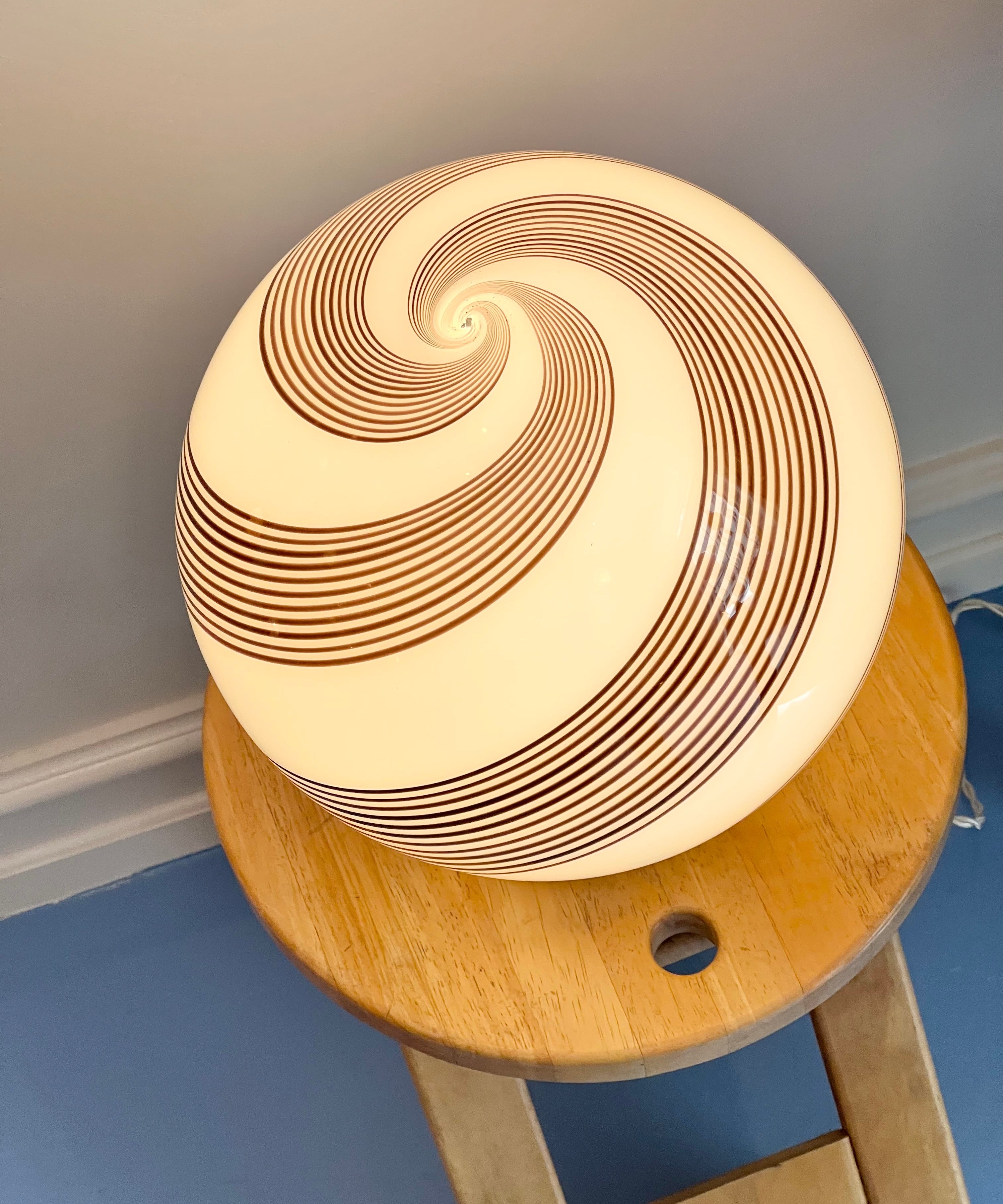 Vintage Murano cream table lamp with brown swirl